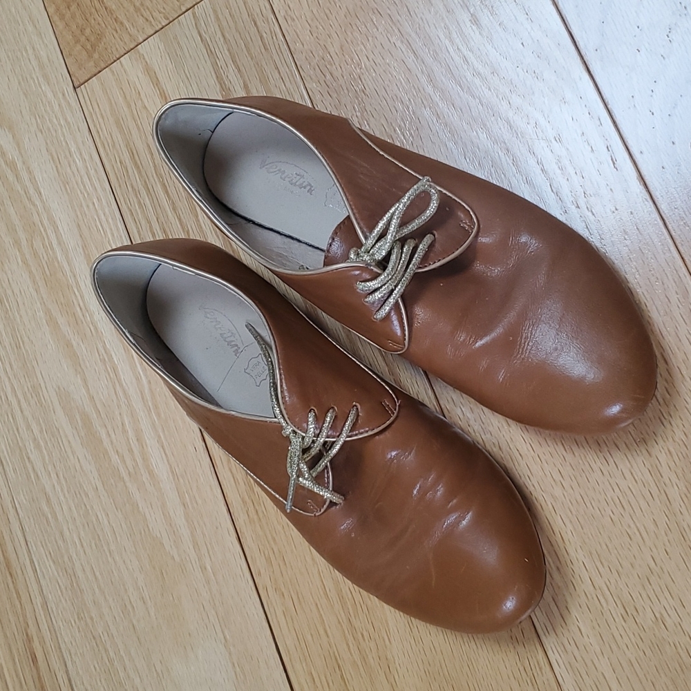 Tan leather vintage laceup shoes